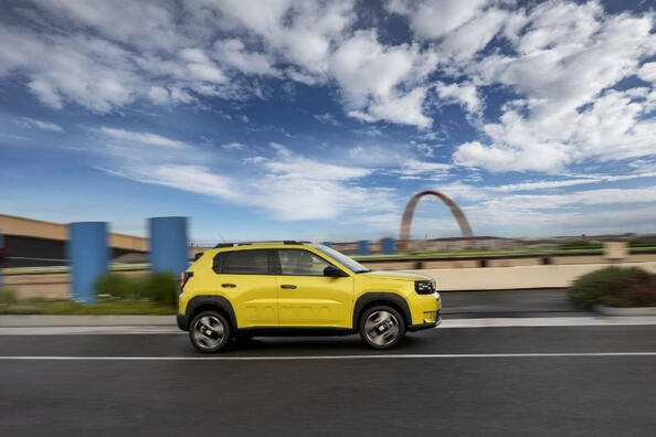 Огляд компактного міського електромобіля Fiat Grande Panda Electric Фото 4