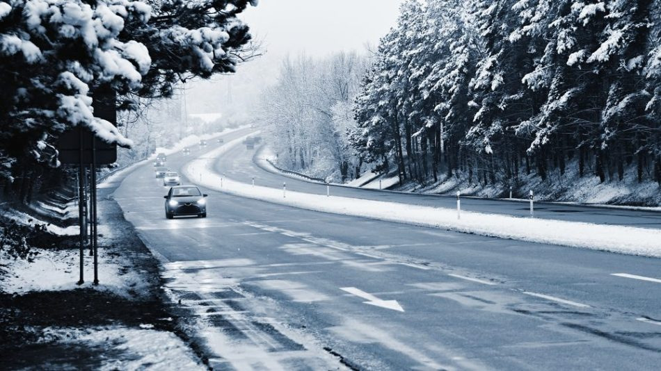 Як правильно їздити в ожеледь: поради автомобілістам