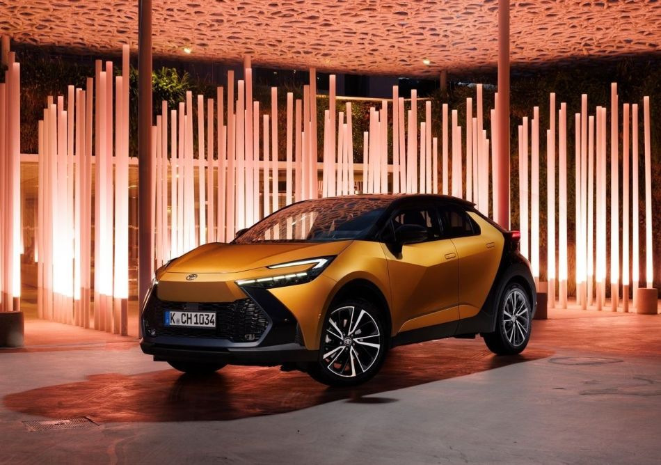 Огляд стильного гібридного кросовера Toyota C-HR другого втілення