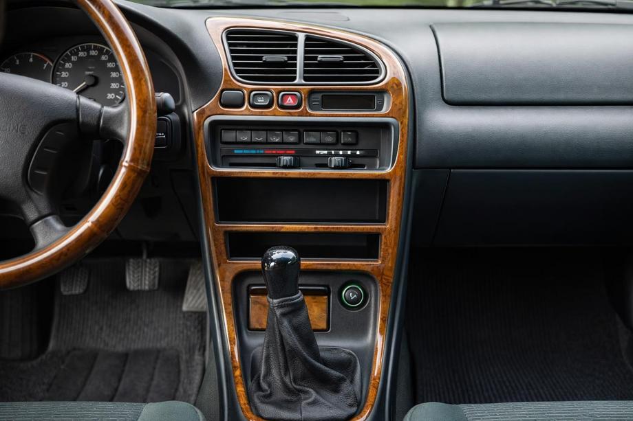 Mazda 323 1977-2003 рр. Накладки на панель (горіх, F 1994-1997) Image