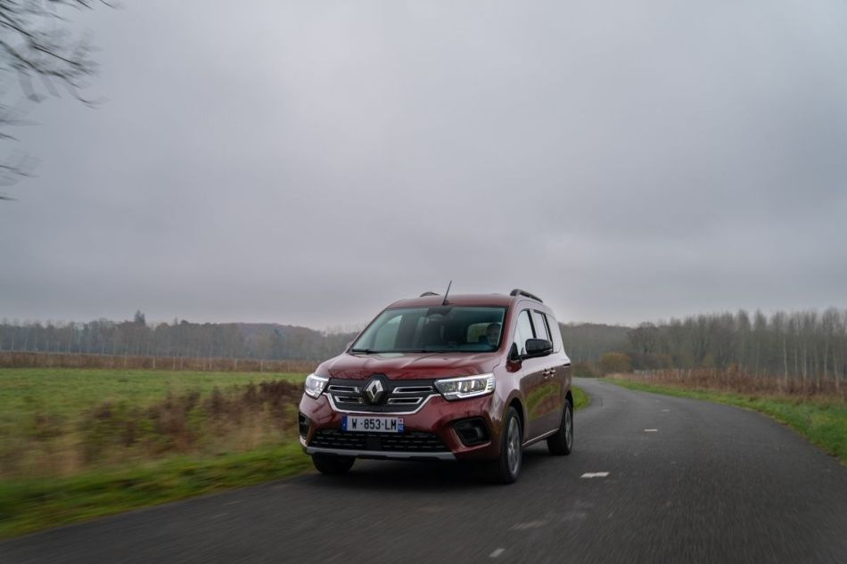 Огляд Renault Kangoo E-Tech: електричний мінівен