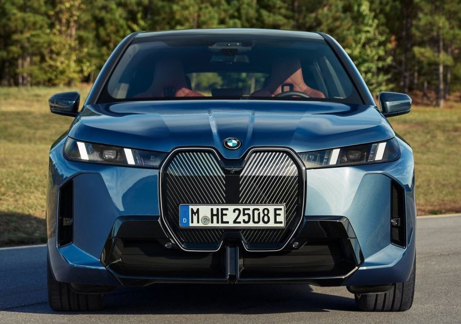 Огляд оновленого електричного кросовера BMW iX 2025 року