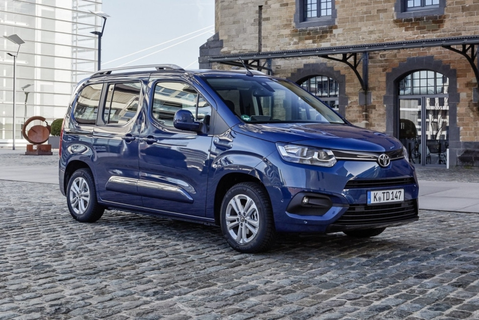 Огляд Toyota Proace City Verso: компактний мінівен для різних потреб