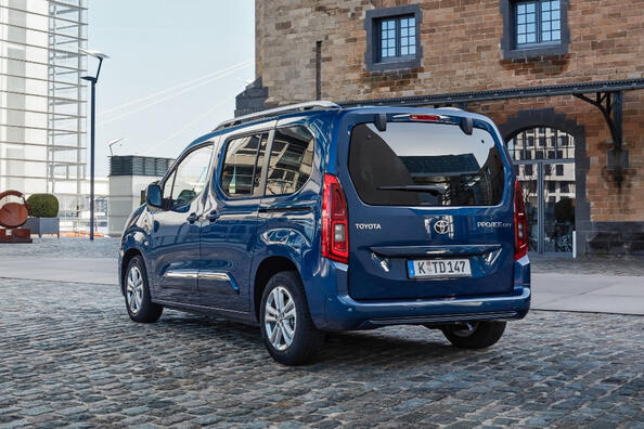 Огляд Toyota Proace City Verso: компактний мінівен для різних потреб Фото 3