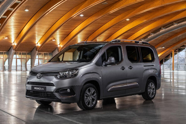 Огляд Toyota Proace City Verso: компактний мінівен для різних потреб Фото 5