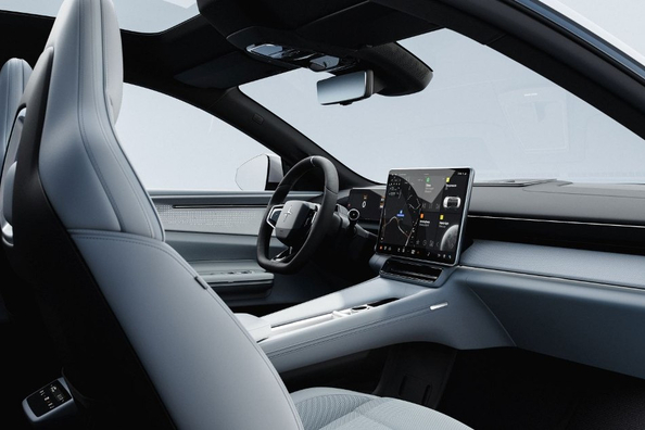 Огляд Polestar 4: Електричний купе-кросовер із характером Фото 5