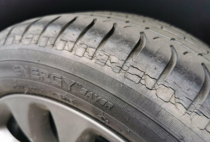 Чому тріскаються шини автомобіля?