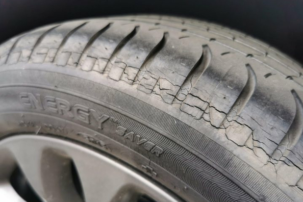 Чому тріскаються шини автомобіля?