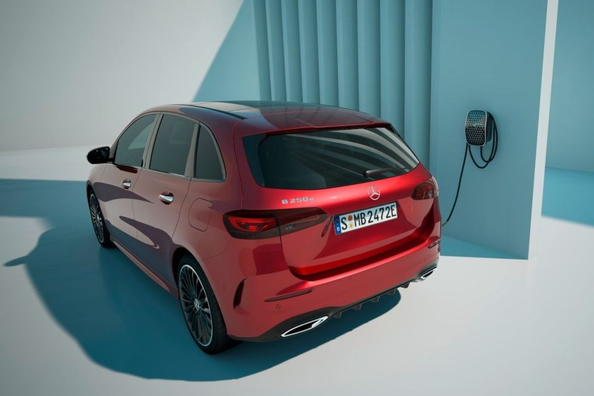 Mercedes-Benz B-Class (W247): Оновлений компактвен преміум-класу Фото 3
