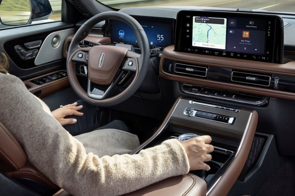 Огляд Lincoln Aviator 2025: Оновлений погляд на розкіш Фото 5