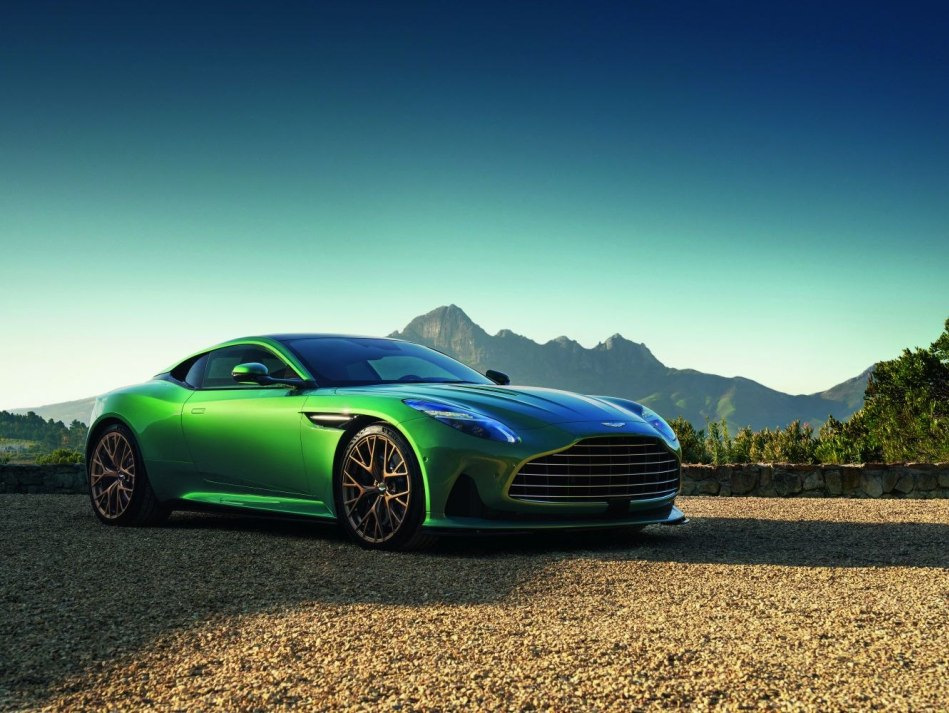 Огляд спортивного купе Aston Martin DB12 2024 року