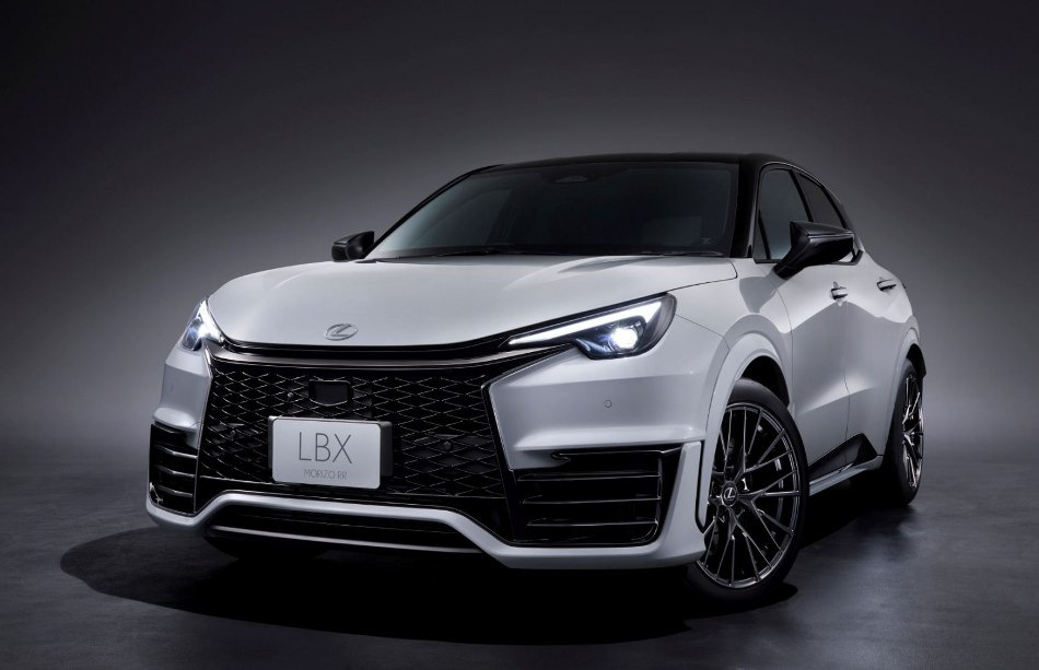 Огляд Lexus LBX 2025: Компактний кросовер із преміальним акцентом