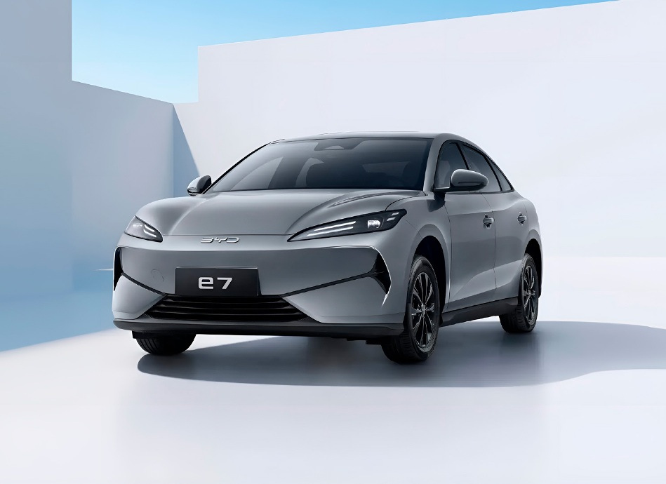 Огляд BYD E7 2025: Доступний електроседан для міста