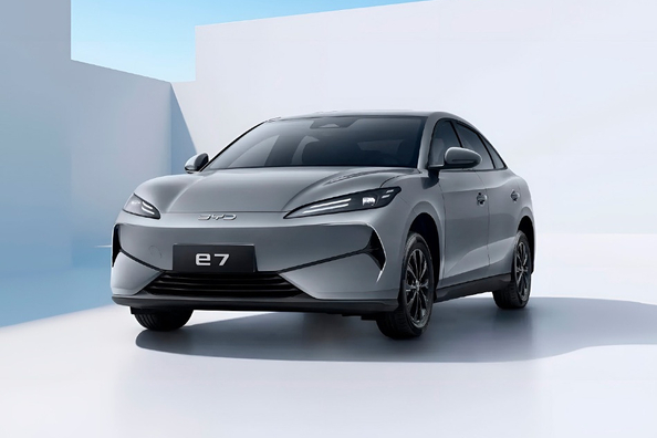 Огляд BYD E7 2025: Доступний електроседан для міста