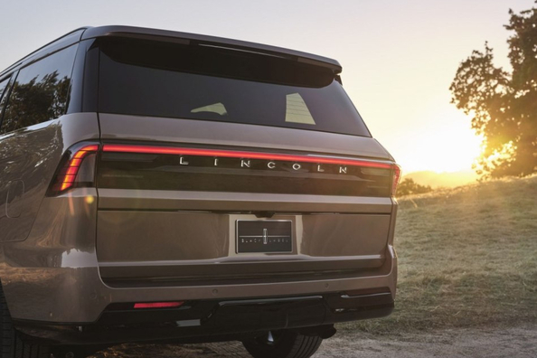 Lincoln Navigator 2025: Огляд п'ятого покоління флагманського позашляховика Фото 4