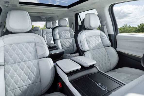 Lincoln Navigator 2025: Огляд п'ятого покоління флагманського позашляховика Фото 6