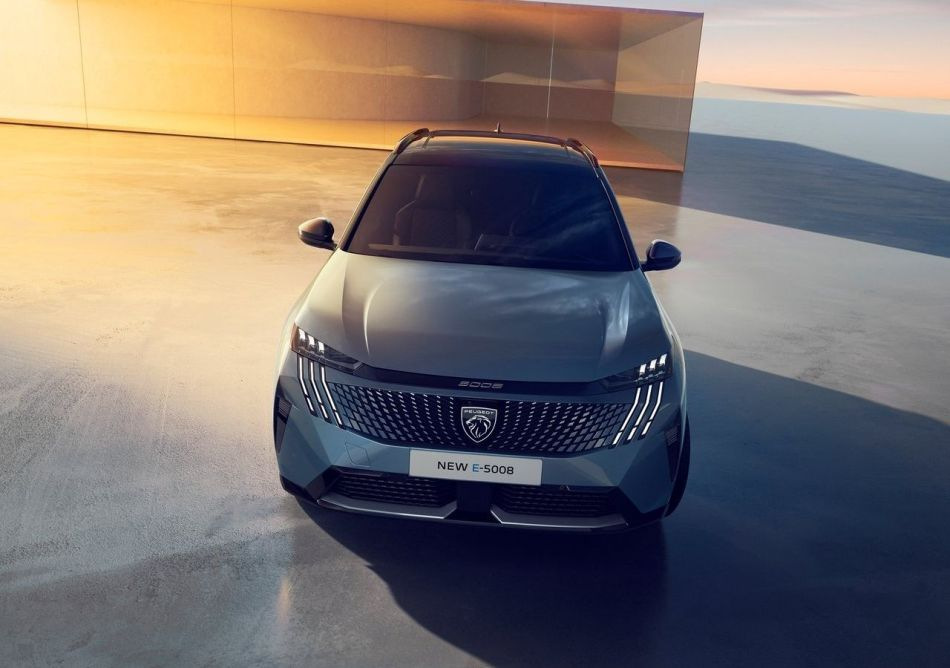 Peugeot e-5008 2024: Огляд електричного семимісного кросовера