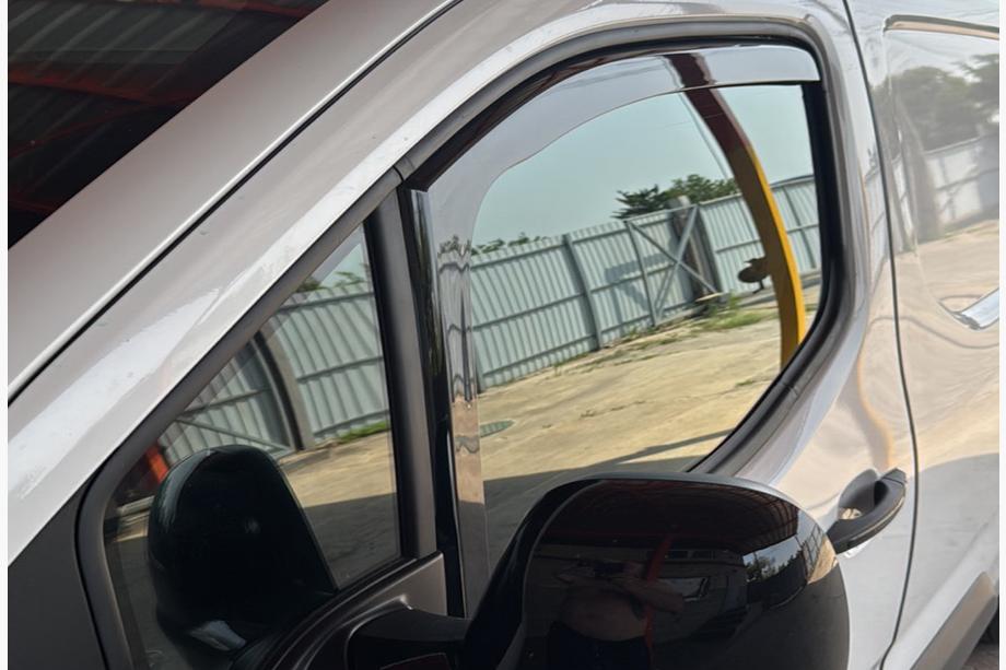 Fiat Doblo III 2023- рр. Вітровики вставні Niken Luxury (2 шт) Image