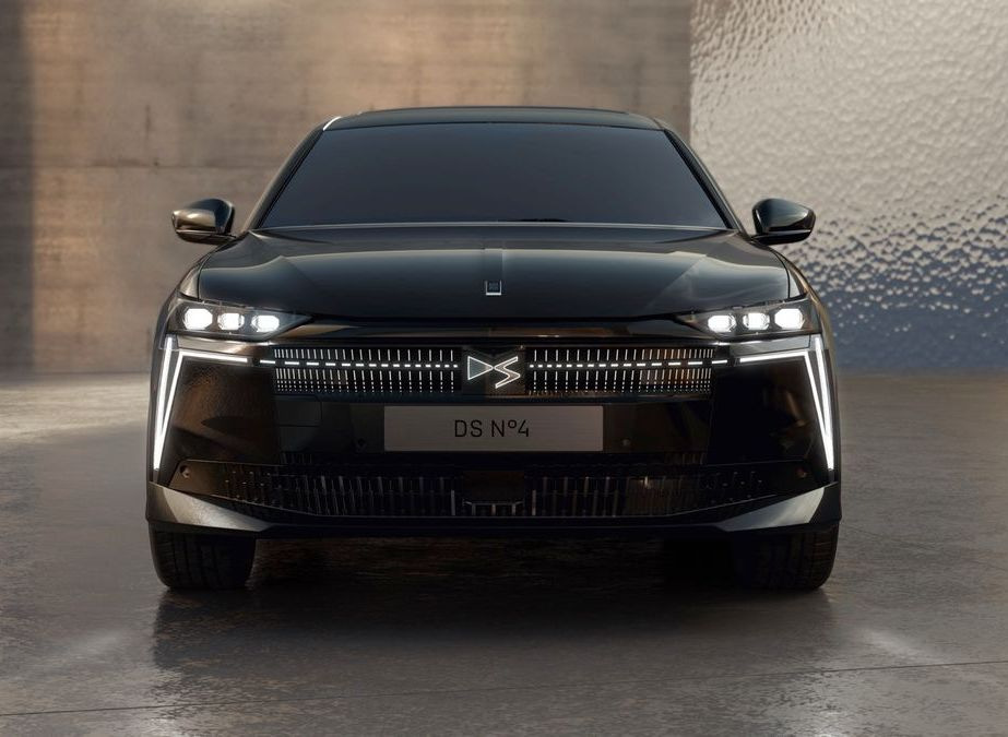 Огляд DS N°4 E-Tense 2025: Оновлений преміум-хетчбек