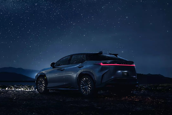 Lexus RZ 450e (RZ450e): огляд електрокросовера і нова гама RZ 350e, 500e, 550e Фото 3