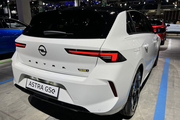 Opel Astra L GSe: Спортивний гібридний хетчбек Фото 4