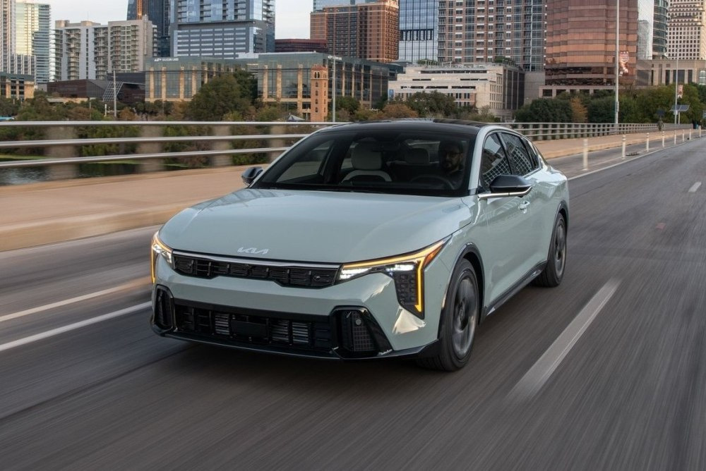 Огляд седана Kia K4 2024 другого покоління