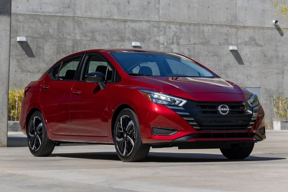 Nissan Versa: Оновлений бюджетний седан