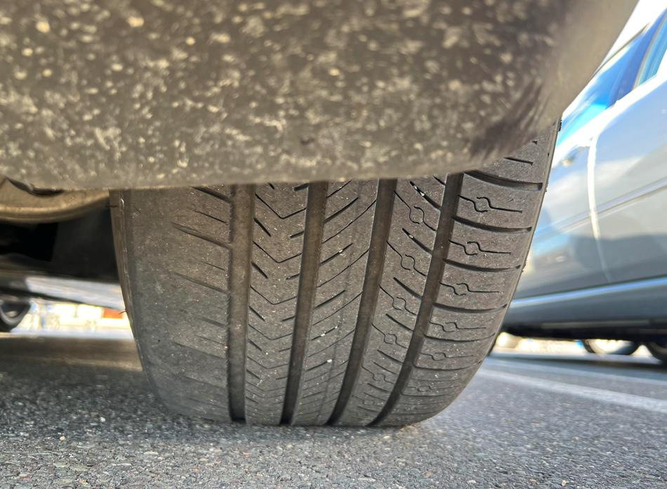 Чому шини автомобіля зношуються нерівномірно?