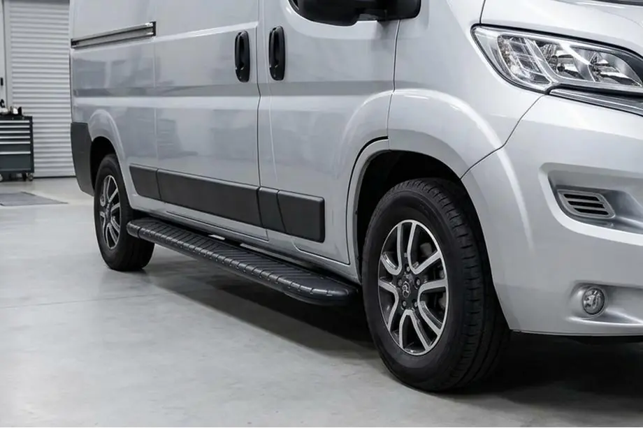 Fiat Ducato 2006-2025 рр. Бокові пороги Bosphorus Black (2 шт., алюміній) Середня база Фото 1