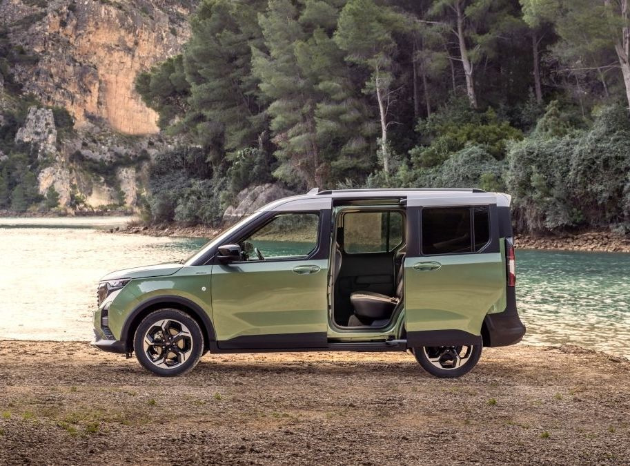 Ford Tourneo Courier другого покоління: Компактний багатоцільовий мінівен