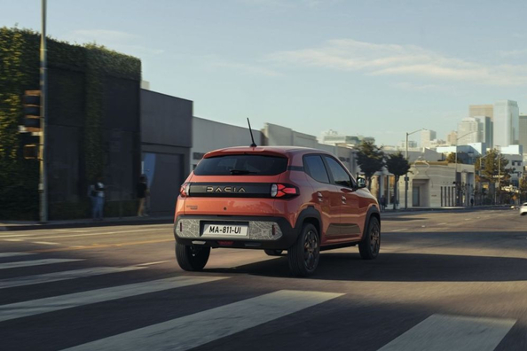 Огляд Dacia Spring 2024: Доступний електрокар з оновленим стилем Фото 4