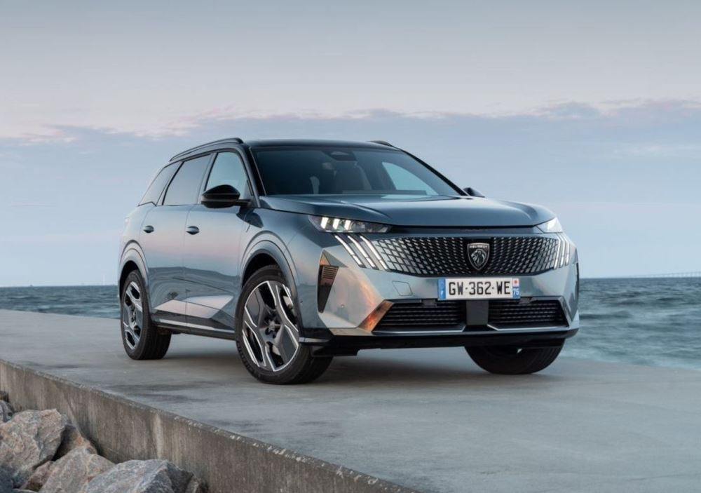 Огляд гібридного Peugeot 5008 третього покоління