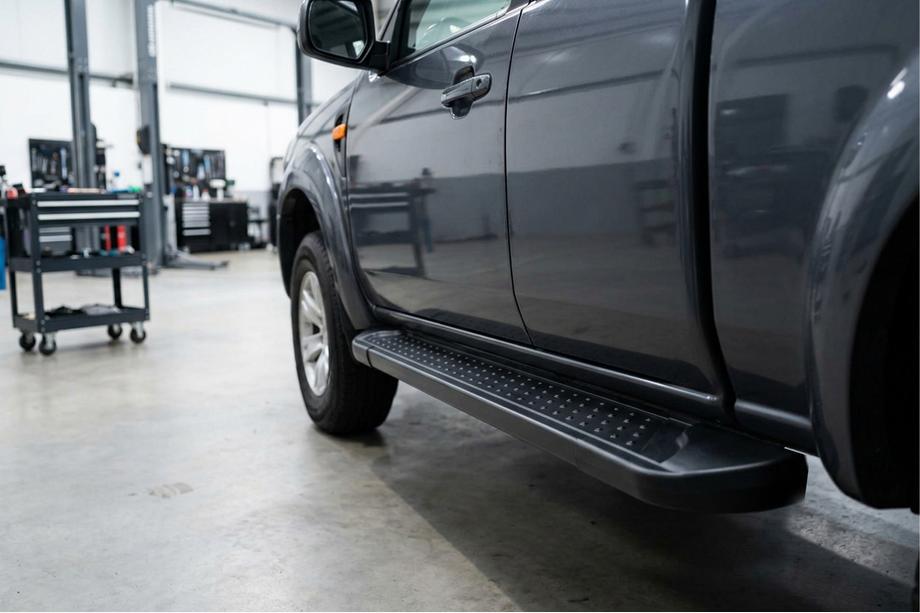 Mazda BT-50 2007-2012 рр. Бокові пороги Allmond Black (2 шт., Алюміній) Image