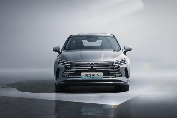 BYD Destroyer 05 DM-i: Огляд гібридного седана 2024 року Фото 1