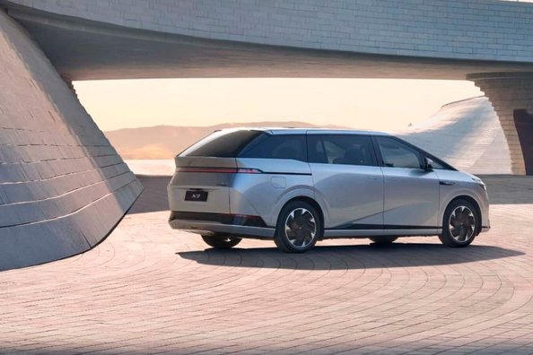 Огляд XPeng X9: футуристичний електричний MPV для сімейних подорожей Фото 3