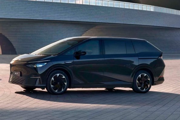 Огляд XPeng X9: футуристичний електричний MPV для сімейних подорожей Фото 2