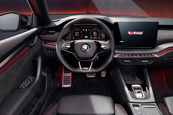 Огляд динамічного ліфтбека Skoda Octavia RS IV Фото 6