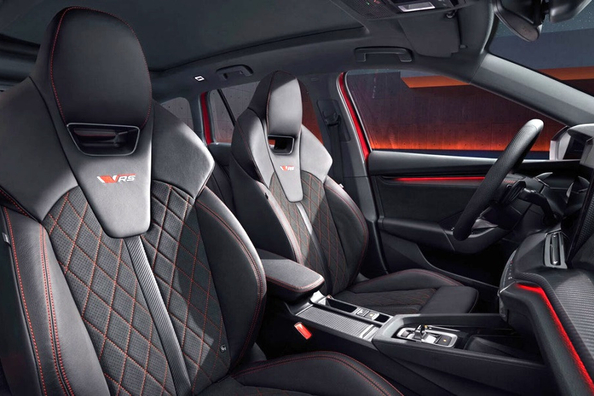 Огляд динамічного ліфтбека Skoda Octavia RS IV Фото 5