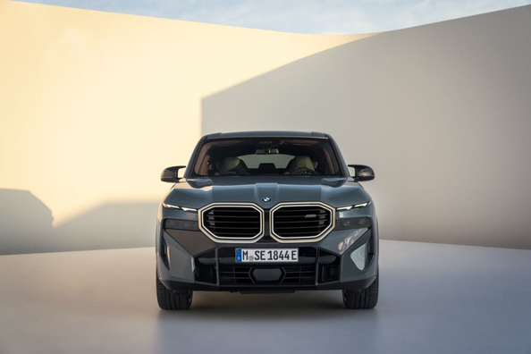 Огляд високопродуктивного BMW XM M 50e Plug-in Hybrid Фото 2