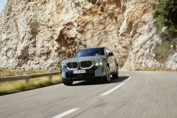Огляд високопродуктивного BMW XM M 50e Plug-in Hybrid Фото 5