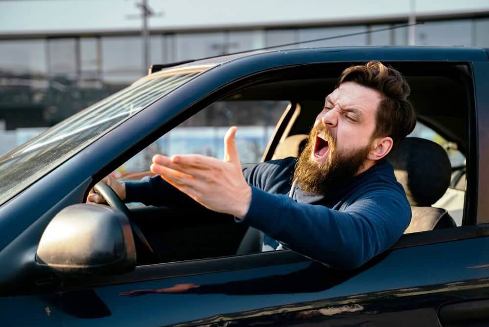 Психологія агресивних водіїв: Як розпізнати і уникнути конфлікту на дорозі?