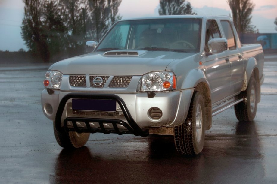 Nissan NP300 1999-2015 рр. Кенгурятник WT002 Black (нерж) Фото 1