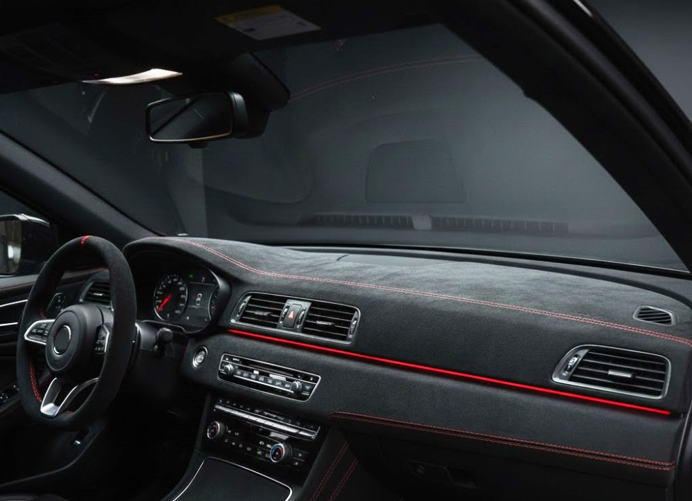 Який матеріал вибрати для перетяжки торпедо автомобіля: шкіра, алькантара або екошкіра?