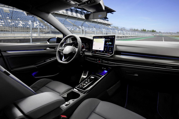 Volkswagen Golf Variant R 2024: Практичність та екстрим Фото 5