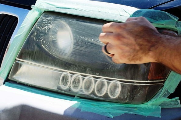 Відновлення фар: Чи можна повернути прозорість пластику без професійного полірування?