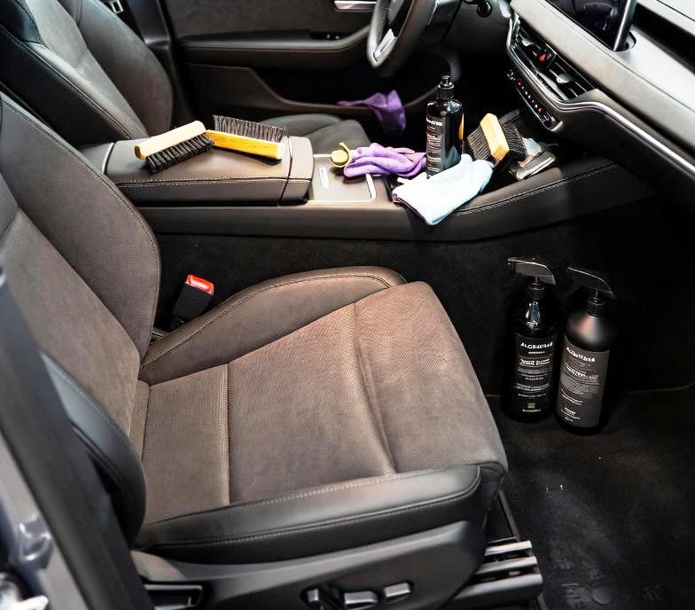 Як правильно доглядати за алькантарою в салоні машини?