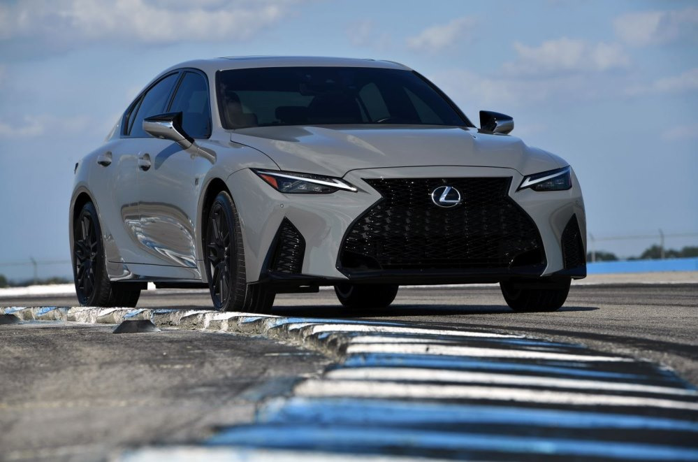 Lexus IS 500: потужний спортивний седан з атмосферним V8