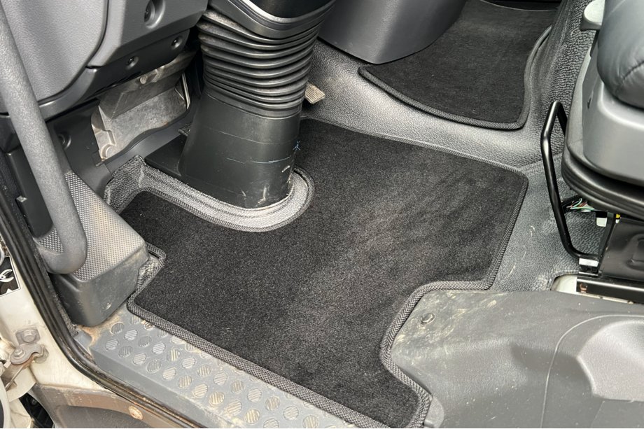 Mercedes Atego 2013- рр. Килимки текстильні Deluxe (Чорний) Фото 1