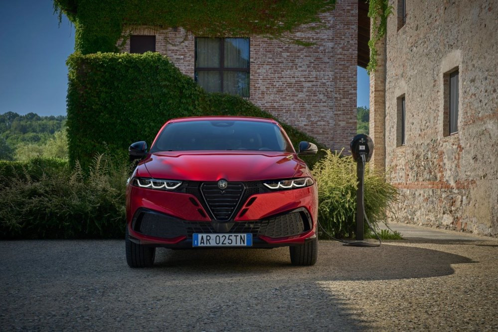 Огляд Alfa Romeo Tonale 2025: італійський стиль у компактному кросовері