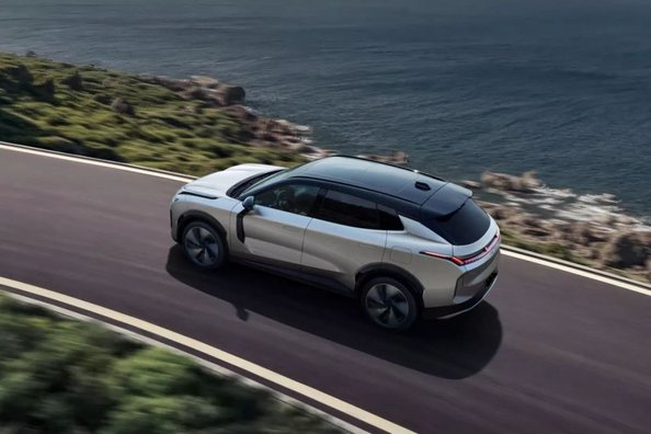 Lynk & Co 08: огляд преміального плагін-гібридного кросовера Фото 4